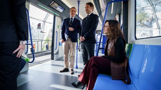 ayuso metro madrid sentada