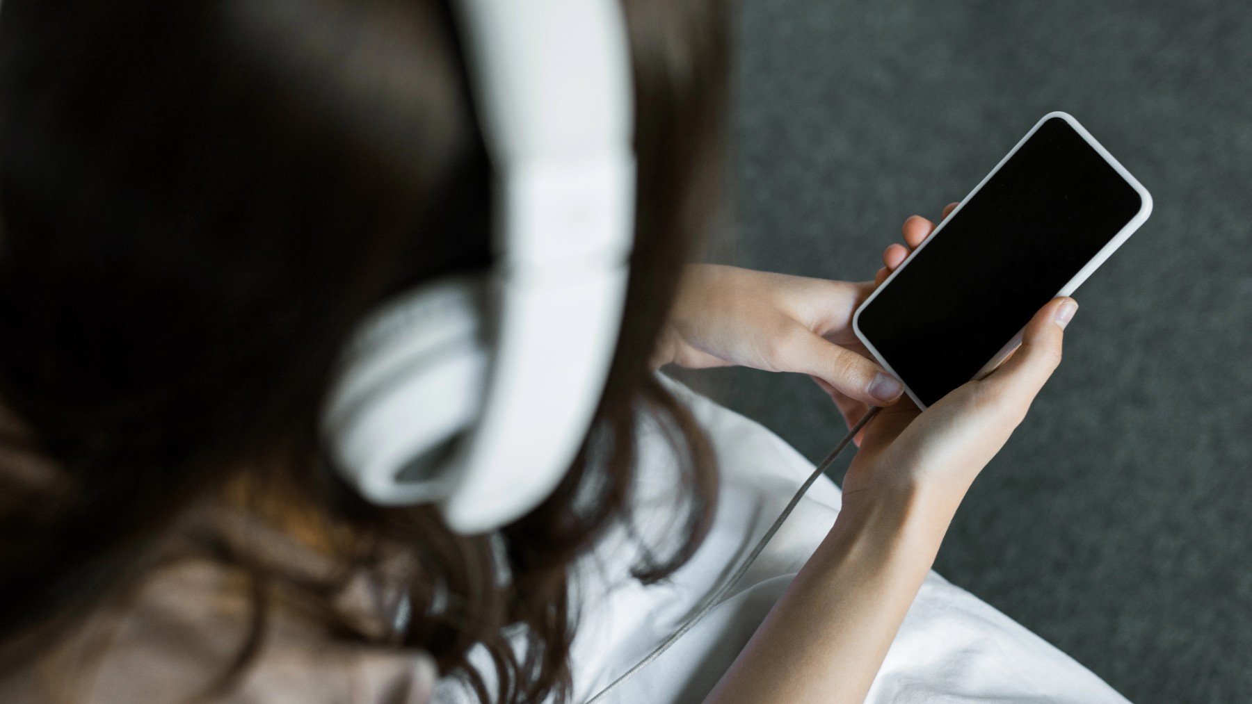 Un hábito peligroso: expertos alertan sobre los riesgos de usar auriculares al dormir