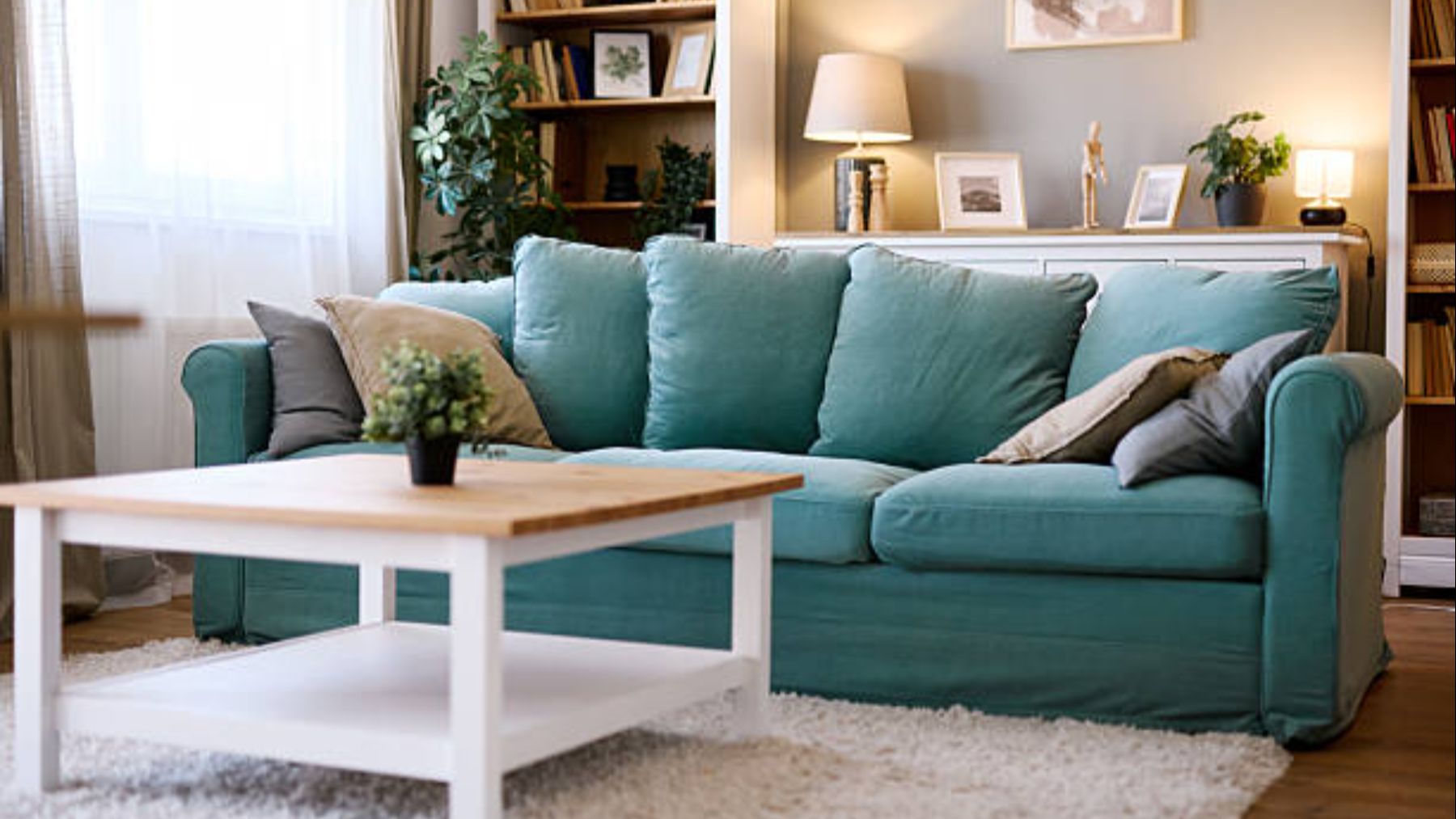 El color del que deberías pintar las paredes de tu salón si tus muebles son de madera, según una interiorista