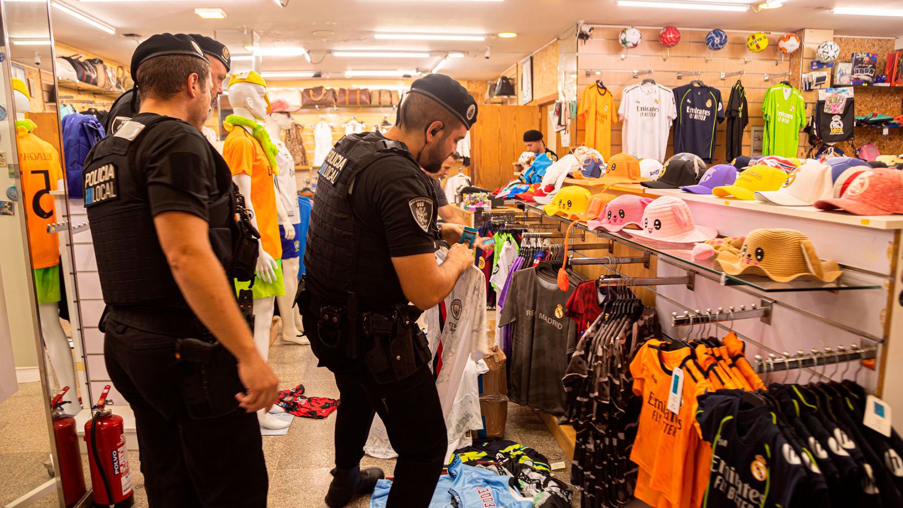 La policía irrumpe una decena de tiendas paquistaníes en Alcúdia y se incauta de miles de falsificaciones