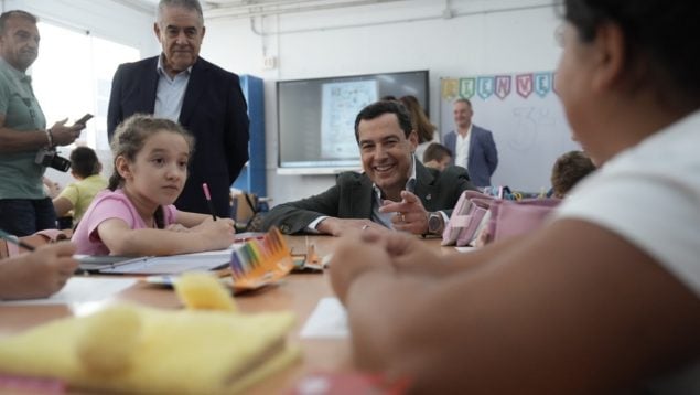 Moreno presenta un plan de 85 millones para climatizar las aulas andaluzas contra el calor