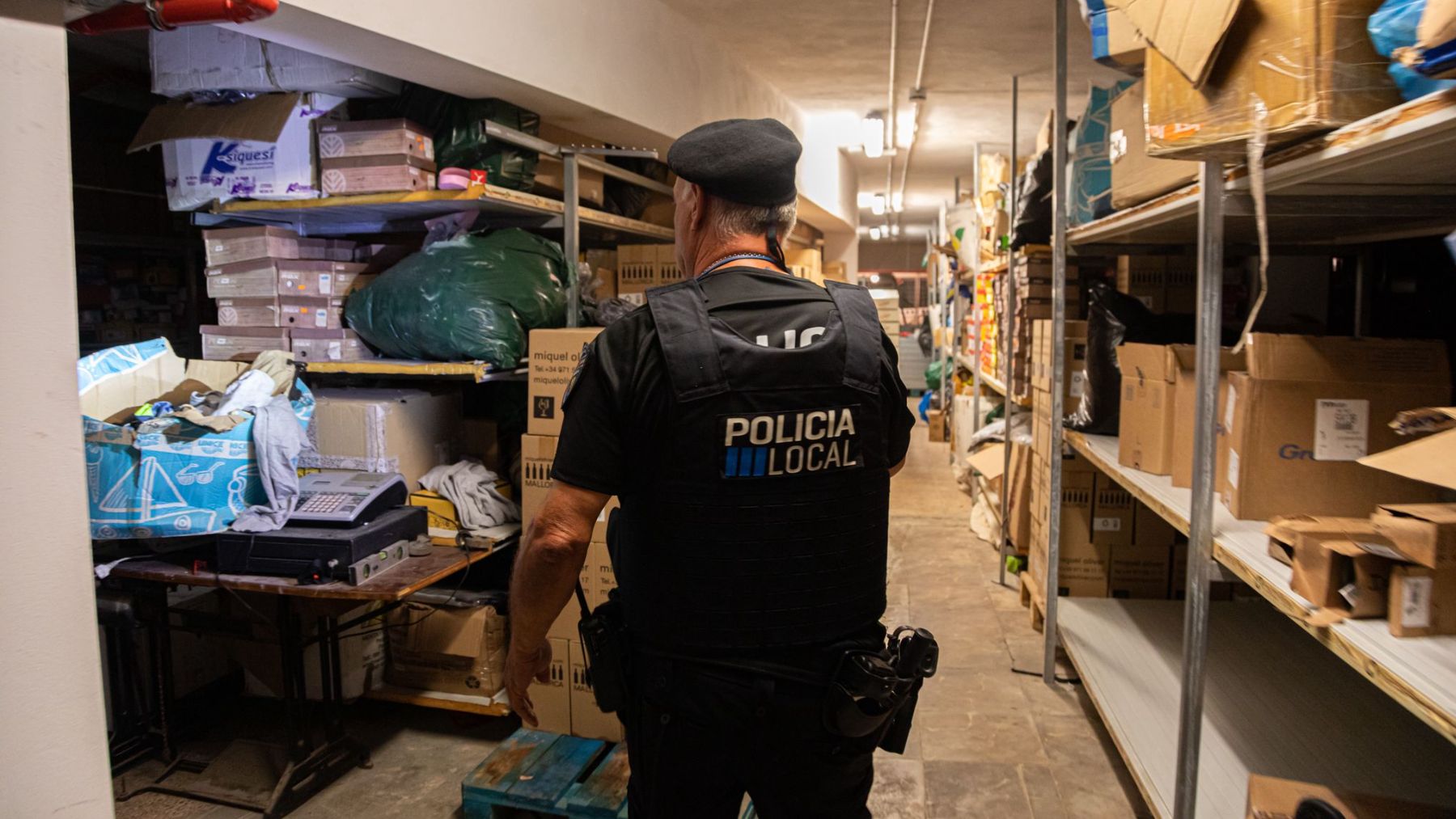 La policía localiza durante una redada un ‘búnker’ con camisetas falsas de Lamine Yamal en Alcúdia