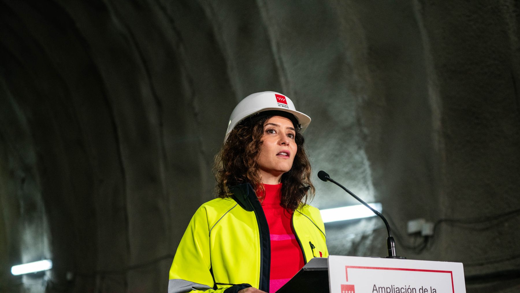 La presidenta de la Comunidad de Madrid, Isabel Díaz Ayuso, interviene durante su visita para comprobar el estado de las obras de ampliación de la línea 3 de Metro de Madrid en febrero de 2024. (Foto: Europa Press).