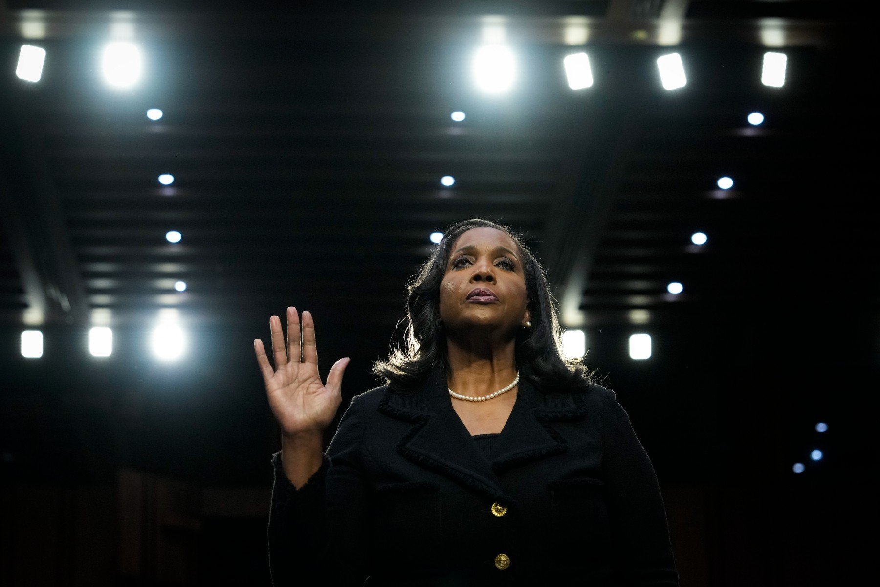Una jueza paraliza el despido de la gobernadora Lisa Cook de la Fed por parte de Trump