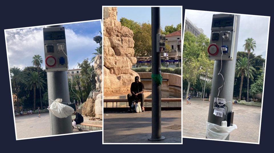 Inmigrantes cargan los móviles enchufándolos a una farola pública en plena plaza de España de Palma