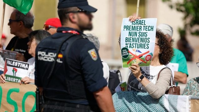 Policía desplegada en la Vuelta a España. (EFE)