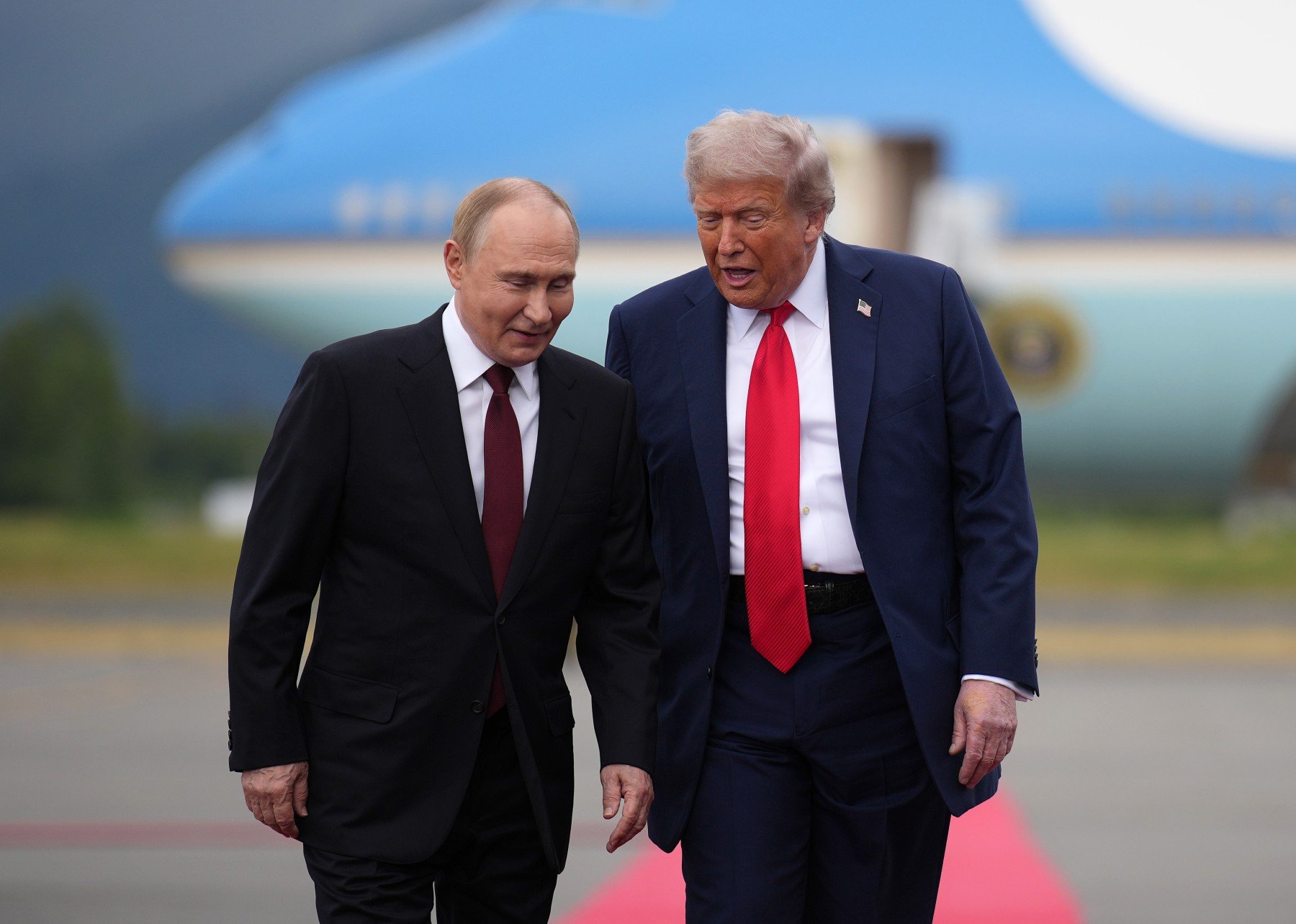 Trump exige a Bruselas aranceles del 100% contra China e India por comprar petróleo ruso