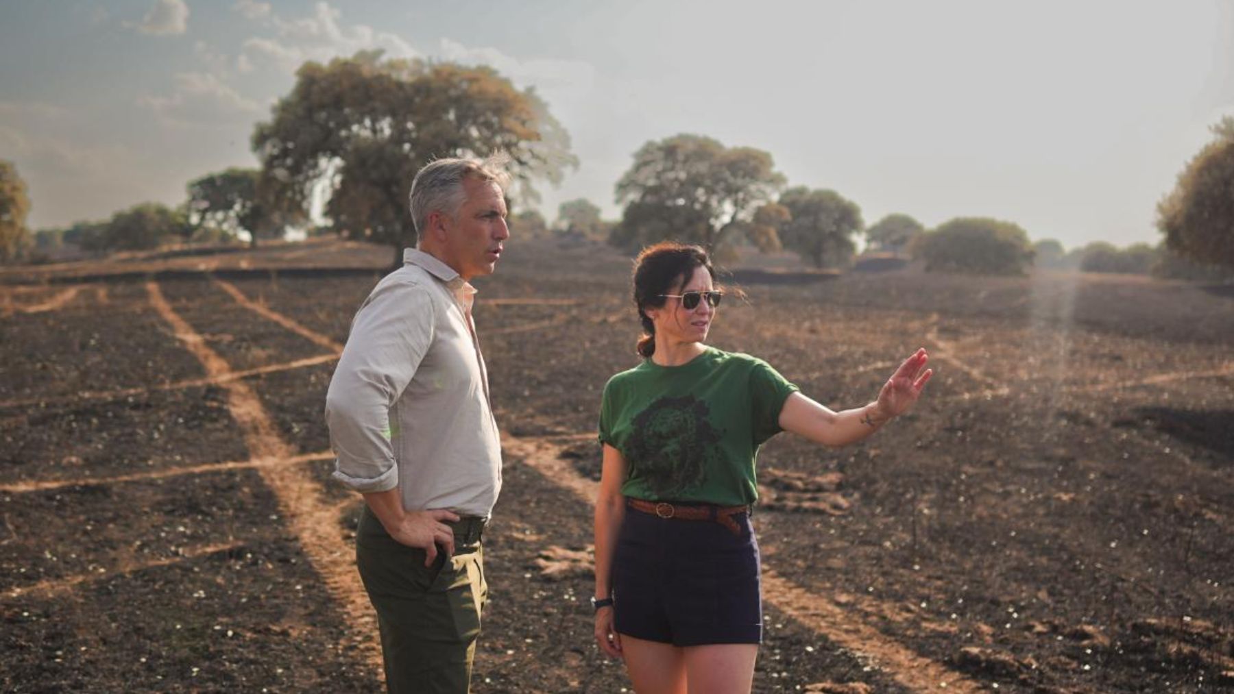 Isabel Díaz Ayuso, con el consejero de Medio Ambiente,  Agricultura e Interior, Carlos Novillo, tras el incendio de Tres Cantos este verano de 2025. (Foto: Comunidad de Madrid).