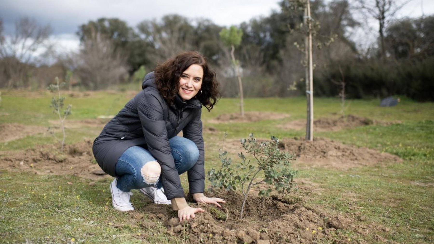 Díaz Ayuso en el inicio del Arco Verde con la plantación de 350 árboles vinculados a la COP25. (Foto: Comunidad de Madrid).