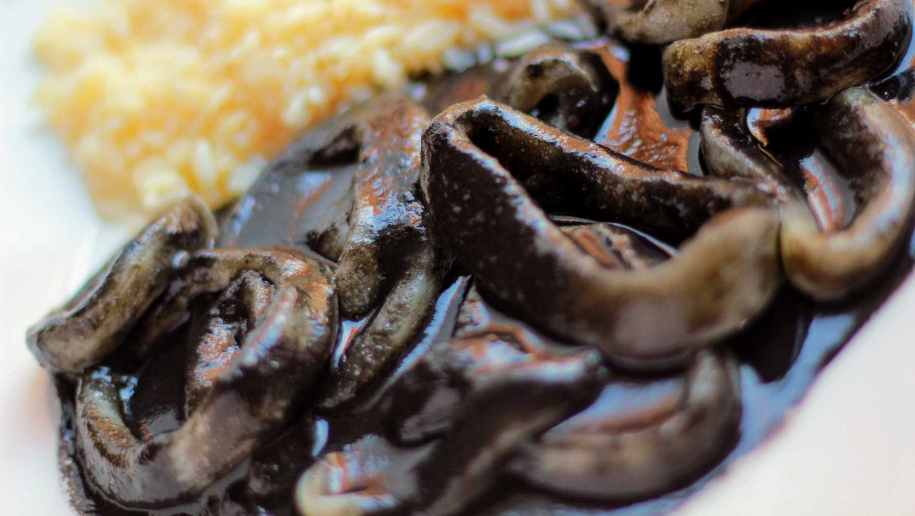 Calamares en su tinta.