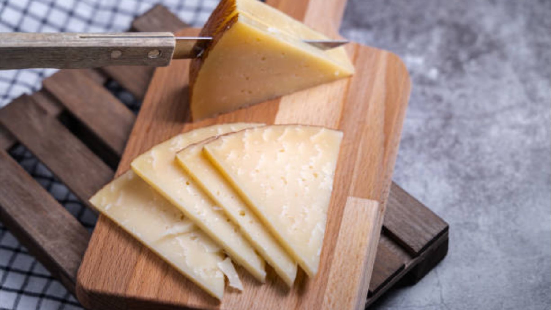 Colas en Mercadona por hacerse con el queso que no dura nada en las estanterías: placer para los más atrevidos
