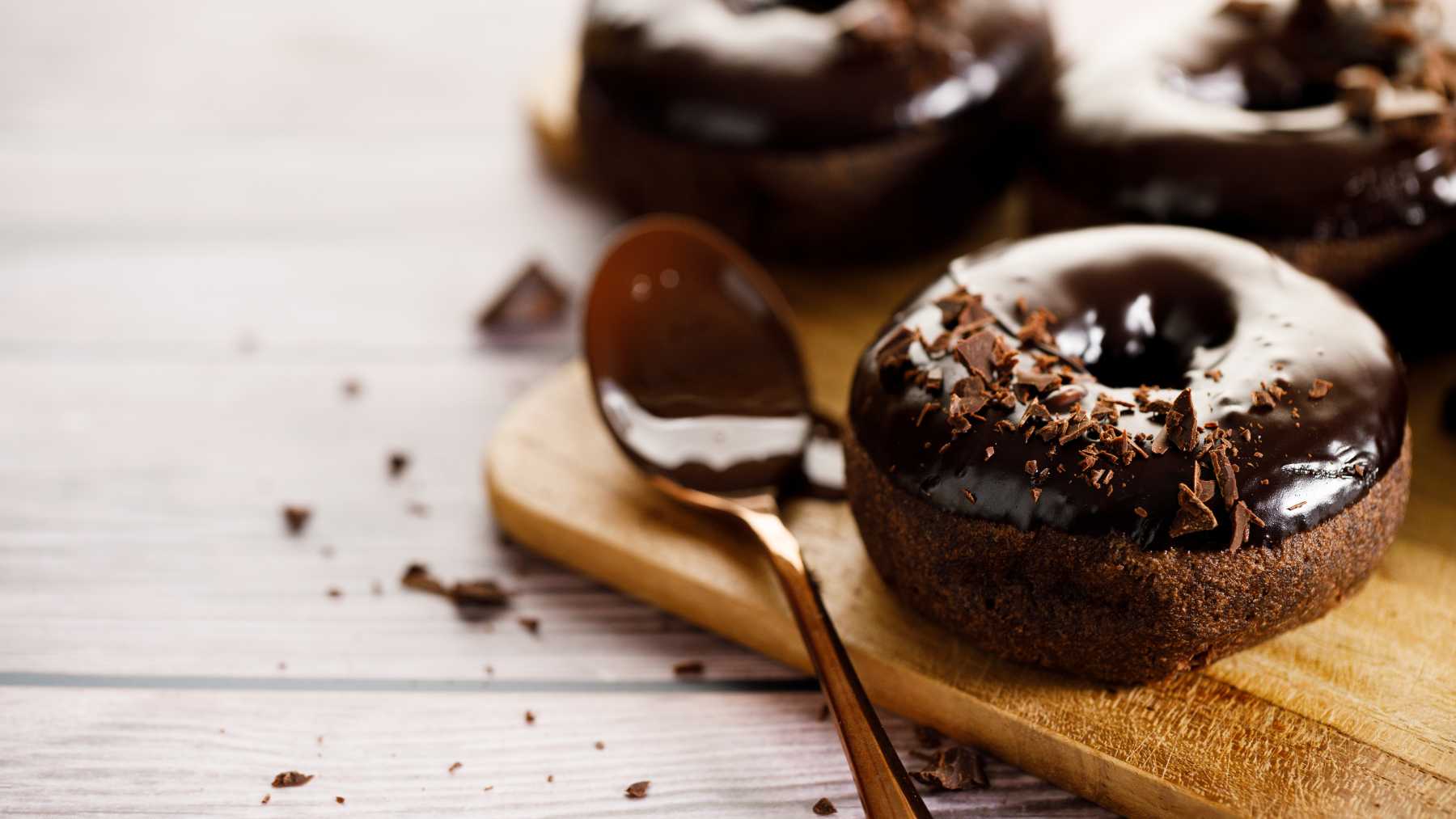 Donuts de chocolate con leche y glaseado de vainilla