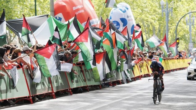 Manifestantes propalestinos en la etapa de hoy en Valladolid.