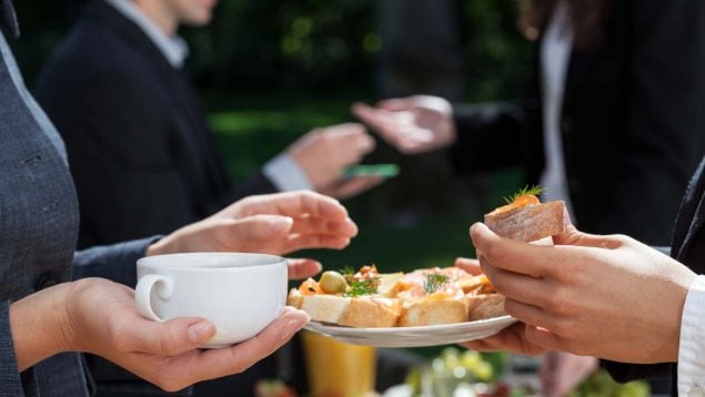El 67 % de los empleados en España admite comer por estrés o ansiedad laboral