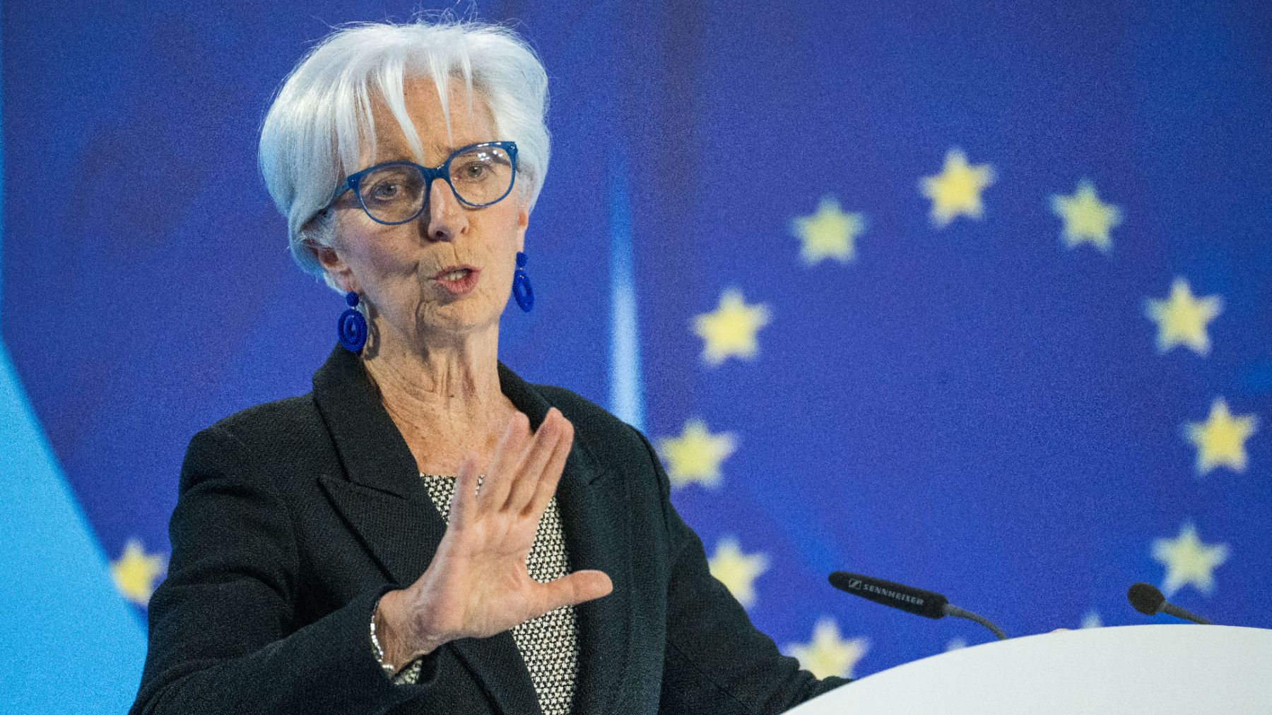 El BCE congela los tipos de interés en el 2,00% y se aparta de la estrategia de la Fed