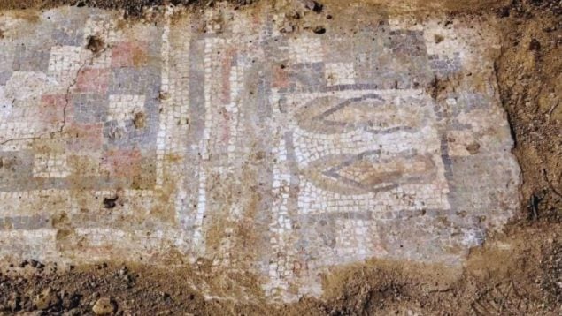 Descubrimiento arqueológico en Sicilia, chanclas de playa en arqueología, hallazgo arqueológico termas.
