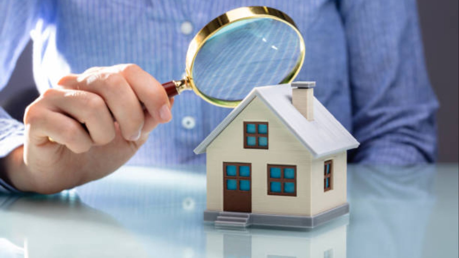 Nunca compres una vivienda sin revisar esto: las inmobiliarias no lo hacen y te la pueden colar