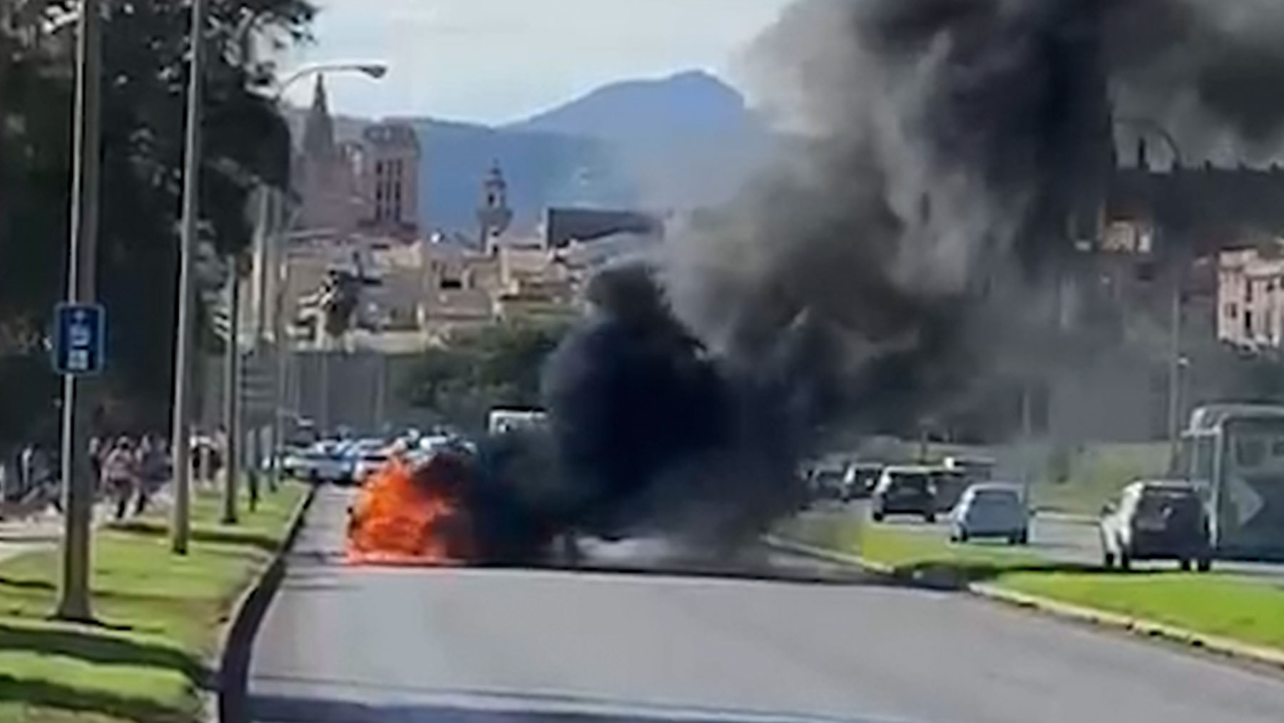 Un coche envuelto en llamas provoca grandes retenciones en el Paseo Marítimo de Palma