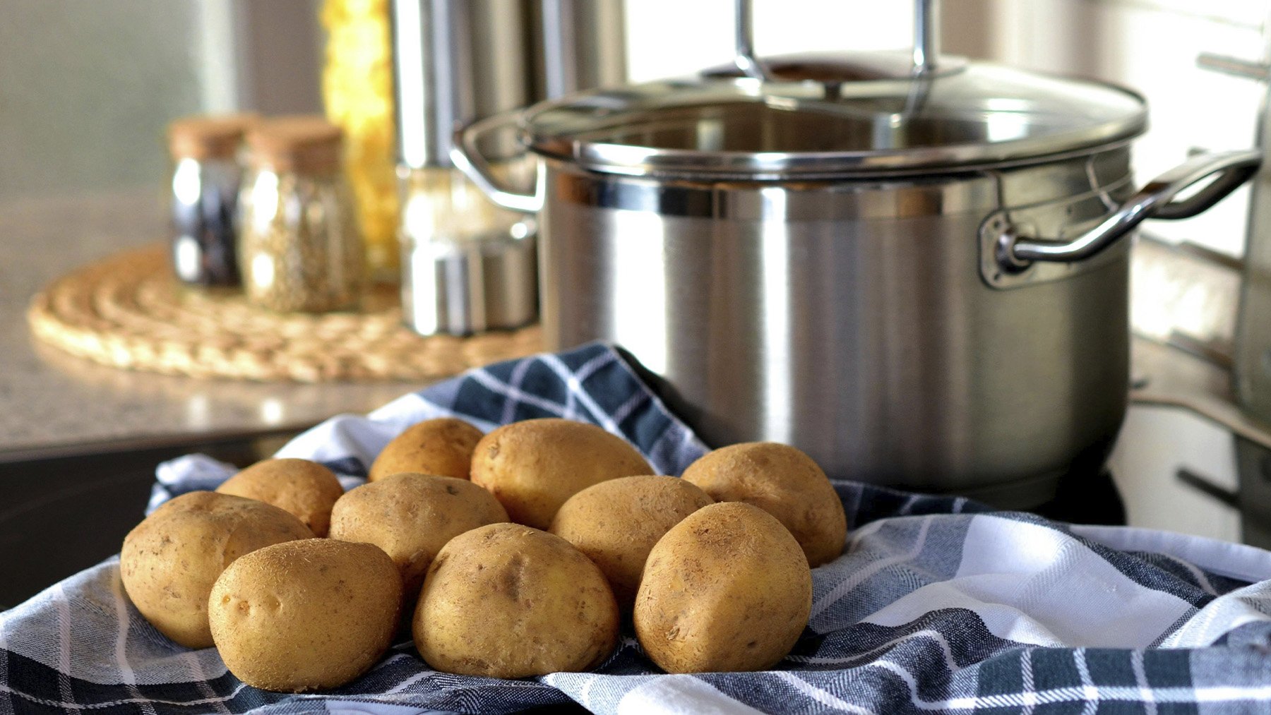 Ni en bolsas de plástico ni en una cesta: el truco para conservar las patatas y que no se pudran en tu cocina