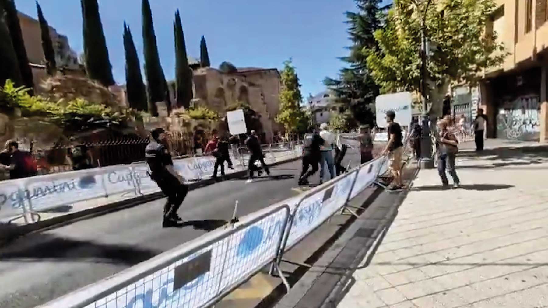 Detienen a dos radicales propalestinos por saltar al paso de un ciclista del Israel en Valladolid