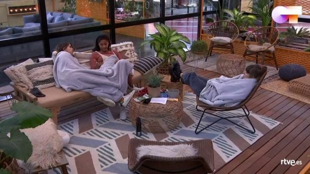 Anaju y Nia en la terraza de al academia en OT 2020 (RTVE).