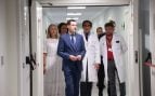 Juanma Moreno, en una visita a la Unidad de Salud Mental del Hospital Virgen del Rocío de Sevilla.