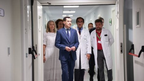 Juanma Moreno, en una visita a la Unidad de Salud Mental del Hospital Virgen del Rocío de Sevilla. (Europa Press)