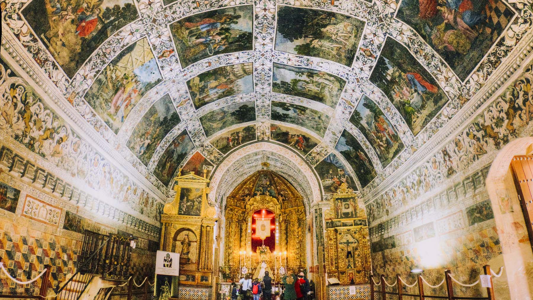 Interior de la ermita de Nuestra Señora del Ara. Foto: Ángel M. Felicísimo en Wikimedia Commons.