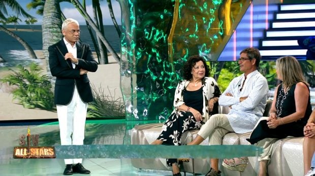 Jorge Javier Vázquez y el padre de Miri Pérez-Cabrero analizan las imágenes. (Mediaset)