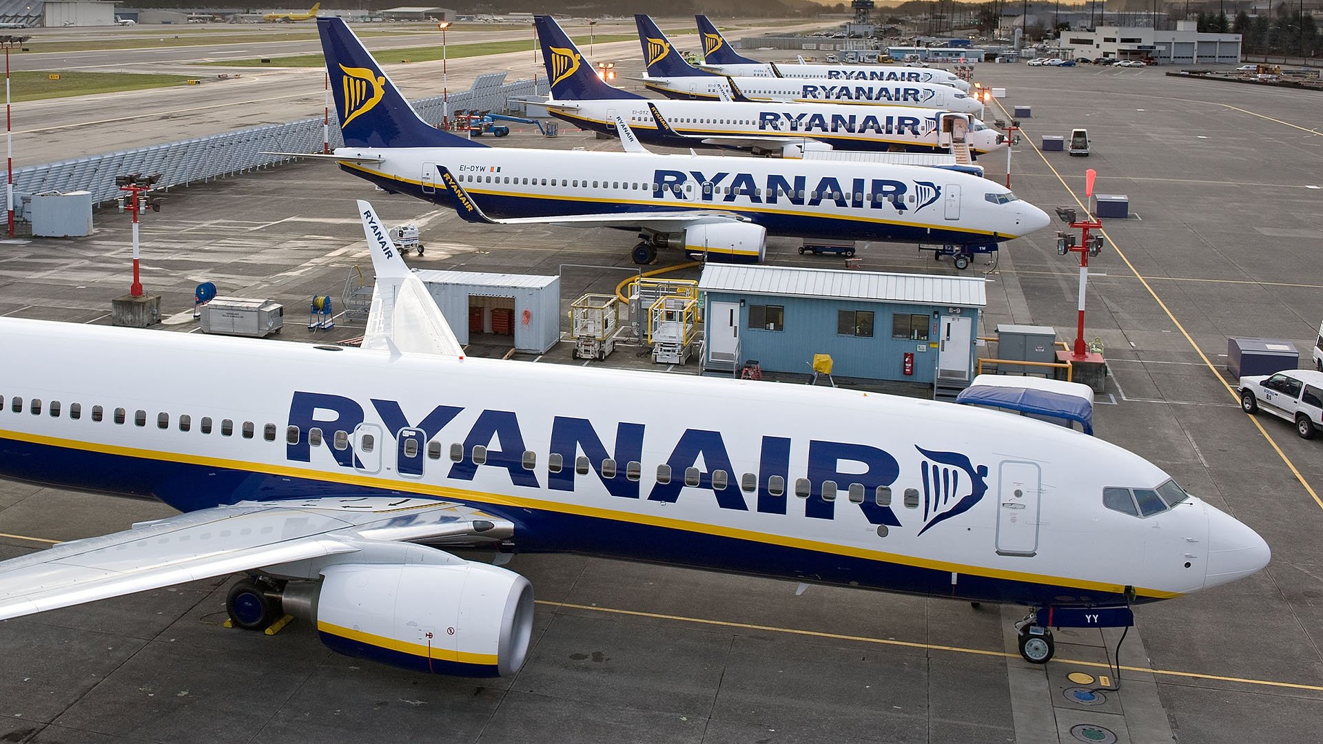 Ryanair tendrá que pagar la reubicación de los pilotos de Santiago y el traslado de toda su familia