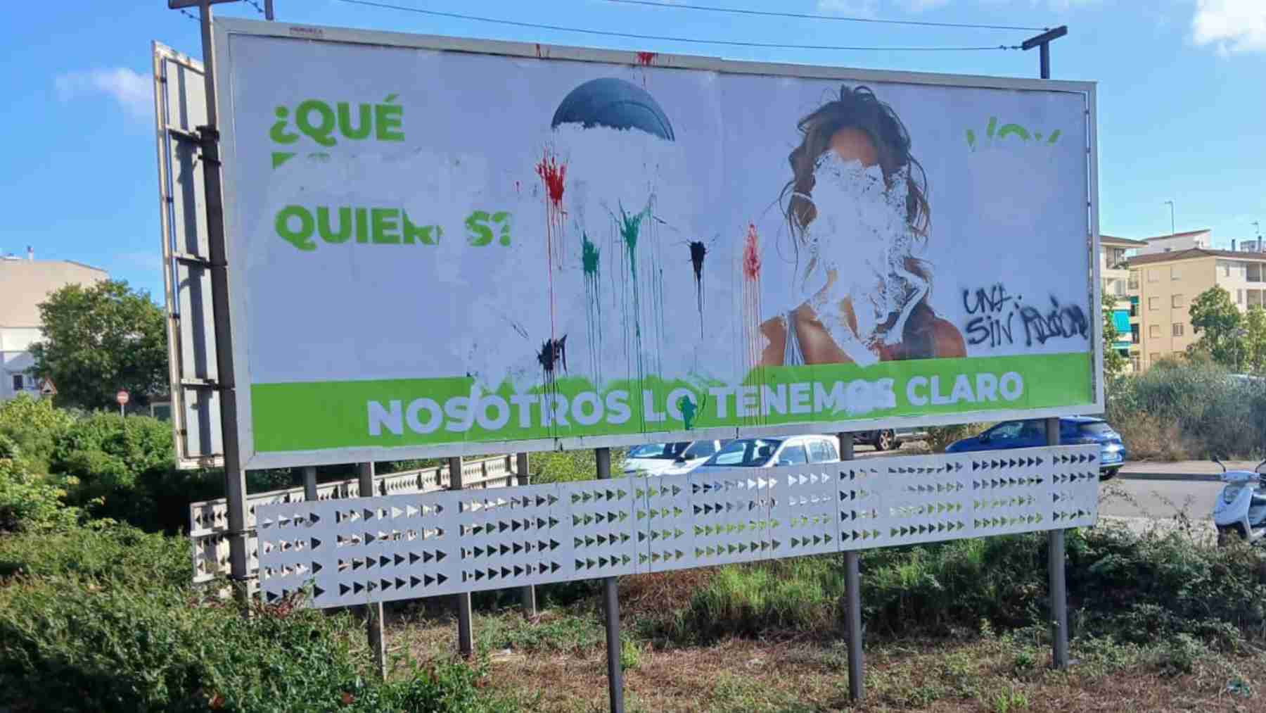 Vandalizan con pintura con los colores de la bandera de Palestina la valla de Vox en Menorca