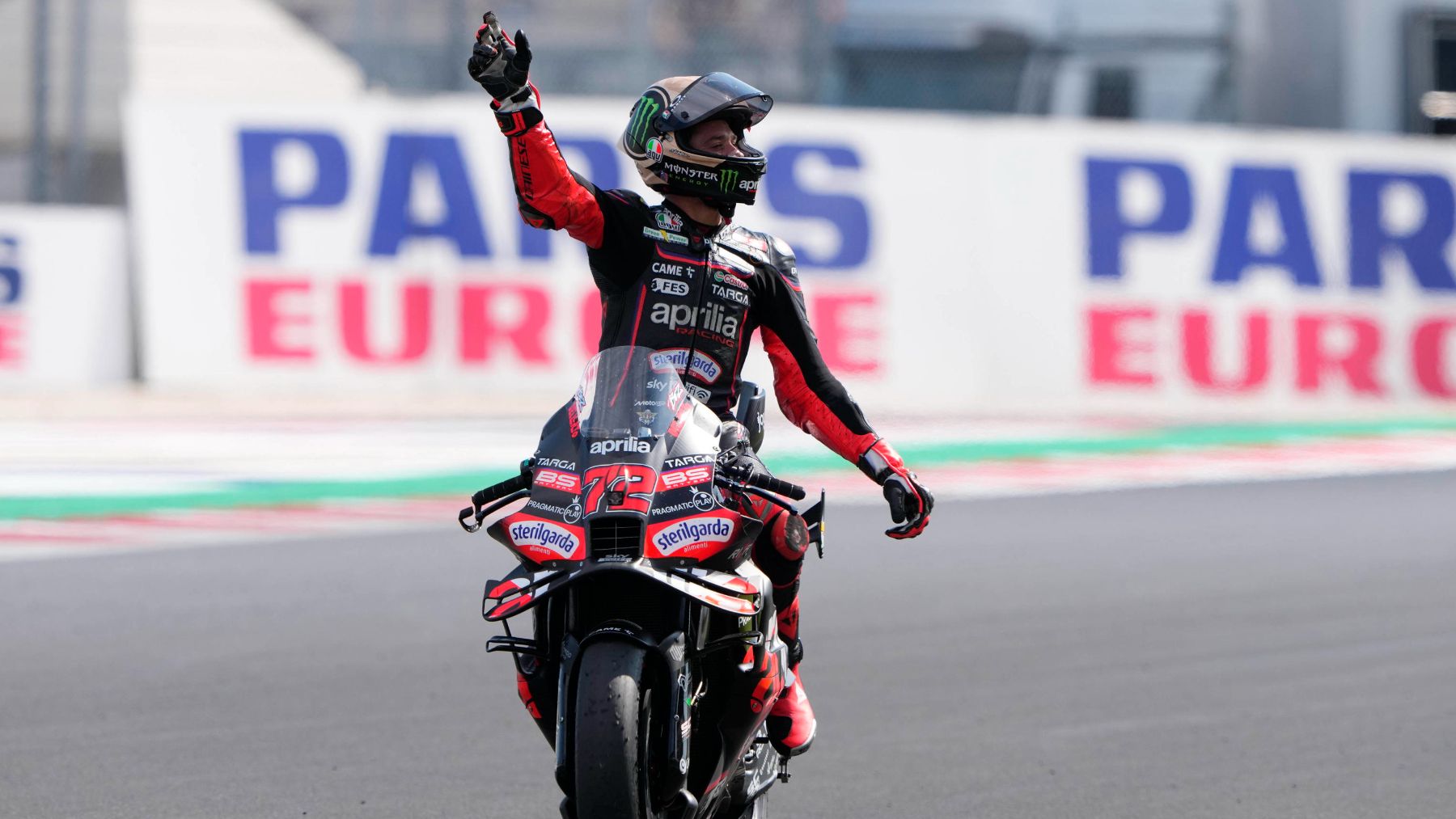 Bezzecchi reina al sprint en Misano tras la caída de Márquez con Álex segundo