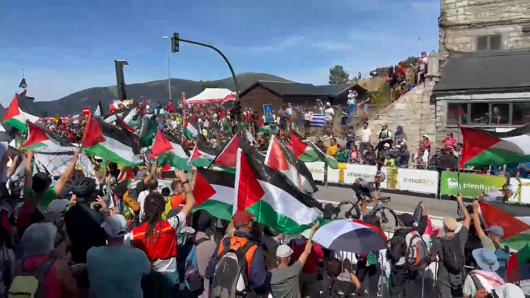 Abuchean a los manifestantes propalestinos en el Puerto de Navacerrada al paso de la Vuelta