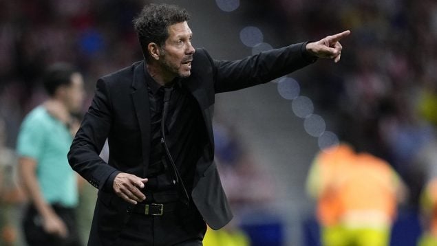 Simeone dando instrucciones en el Atlético-Villarreal. (Europa Press)