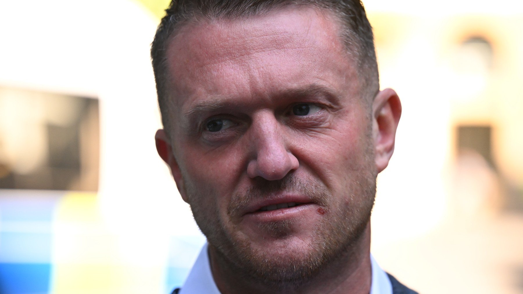 Tommy Robinson, el activista británico que desafía al islamismo radical y denuncia la inmigración ilegal