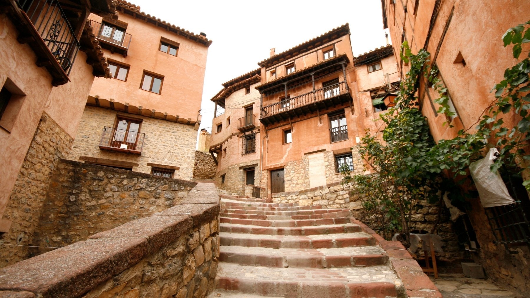 El pueblo medieval que es una auténtica joya de calles empedradas: te sentirás en otra época