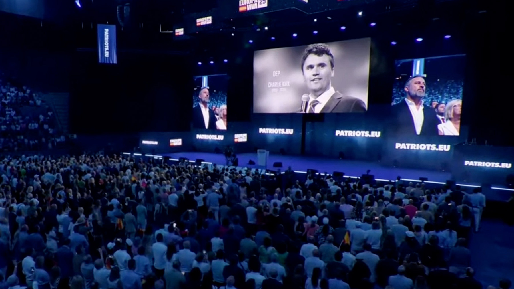Vox homenajea a Charlie Kirk cantando a coro el himno a los soldados caídos: ‘La muerte no es el final’