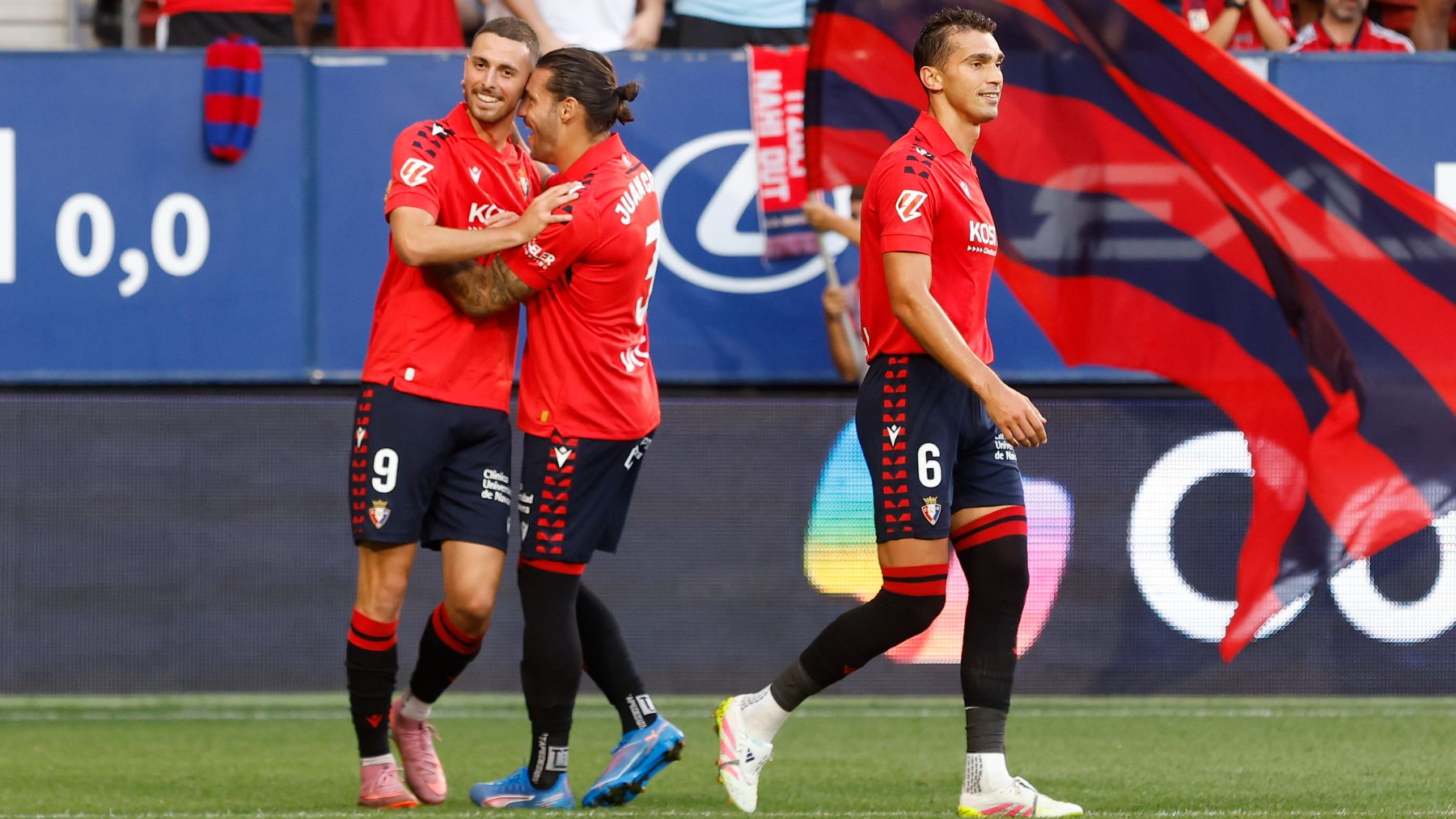 Raúl García celebra su gol contra el Rayo. (EFE)
