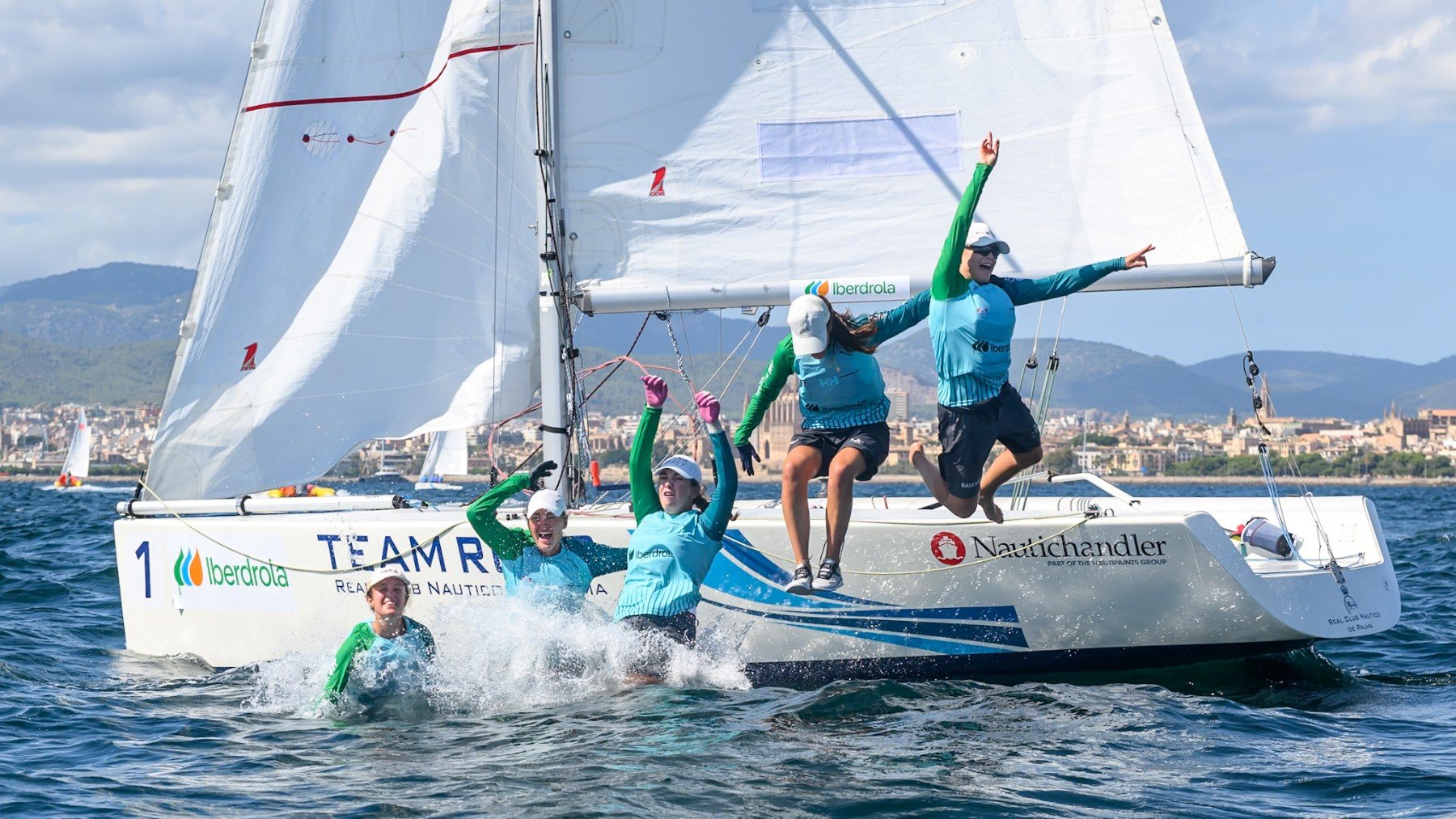 Las tripulantes del Baleària se lanzan al mar.