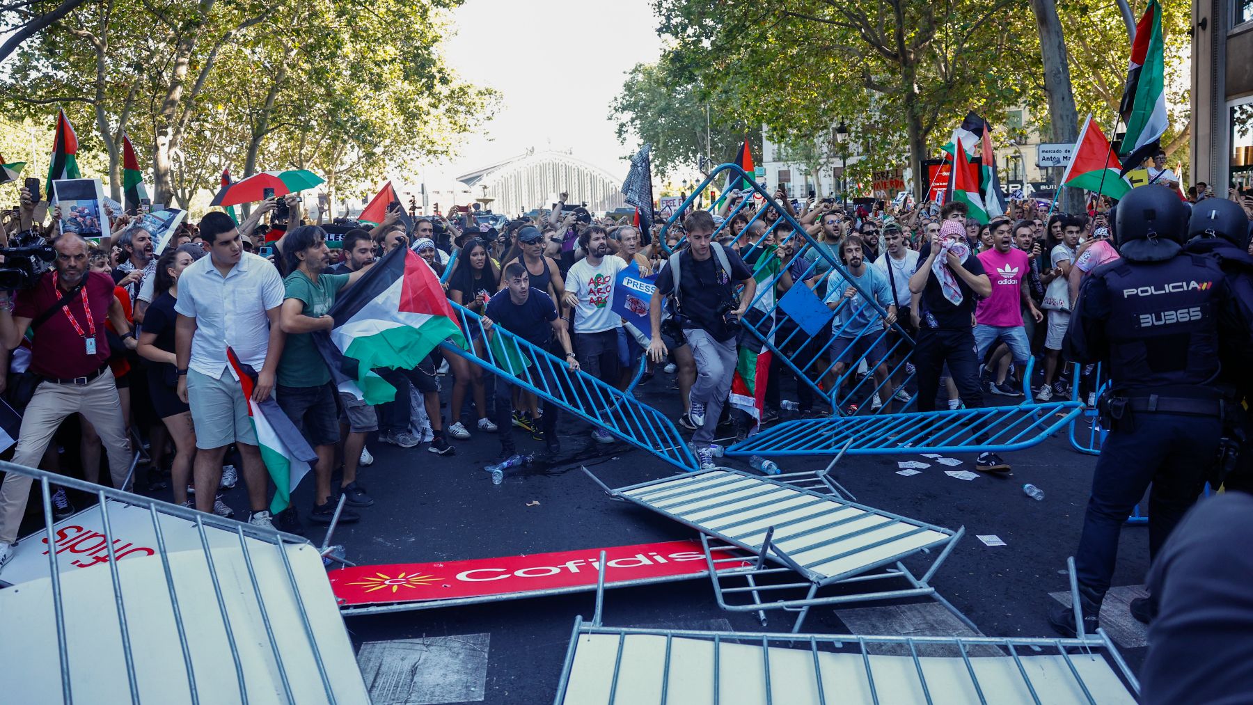 Radicales propalestinos jaleados por Sánchez invaden con violencia el tramo final de la Vuelta a España