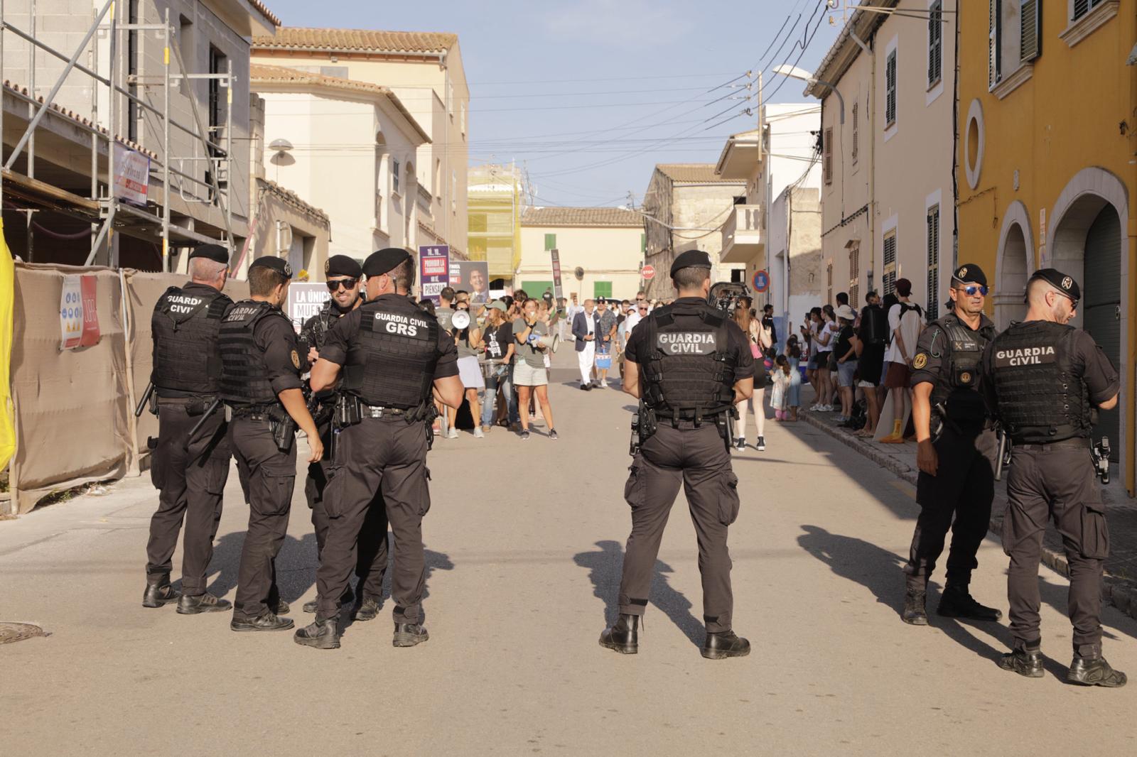 Pinchazo de los antitaurinos en Mallorca: Había más Guardia Civil que manifestantes