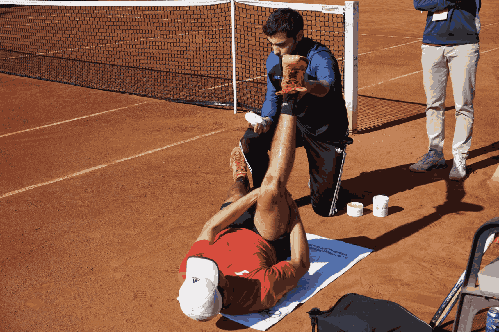 Un fisioterapeuta de Ribera IMSKE atiende a un deportista en el torneo internacional de tenis