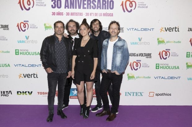 Leire Martínez y sus ex compañeros de La Oreja de Van Gogh. (Foto: Gtres) 
