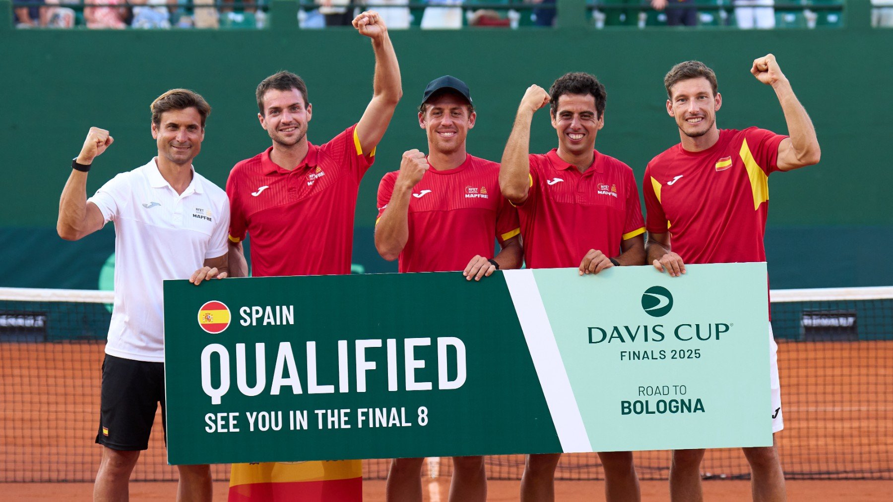 Los integrantes del equipo español de la Davis posan tras sellar el billete a las Finales de la Davis. (Getty)