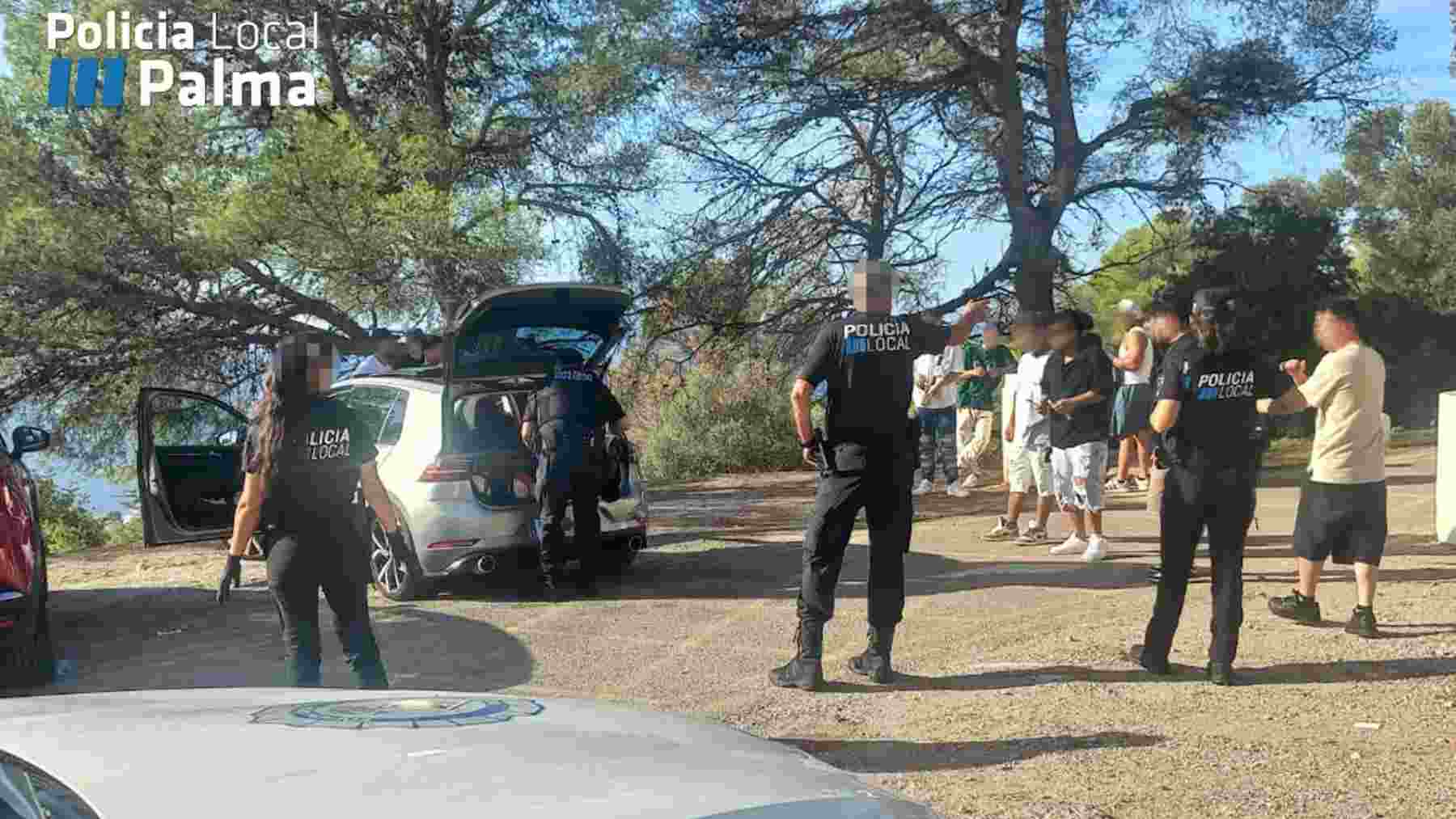 Agentes de la Policía Local de Palma, disolviendo el botellón en Na Burguesa.