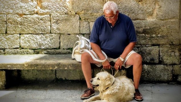 Invento millonario de una niña para ayudar a su abuelo con Parkinson, tazas especiales para pacientes con parkinson, niña ayuda a su abuelo enfermo, invento de una niña de 9 años para personas mayores, ayudas para personas enfermas de parkinson, tercera edad, abuelos y nietos.