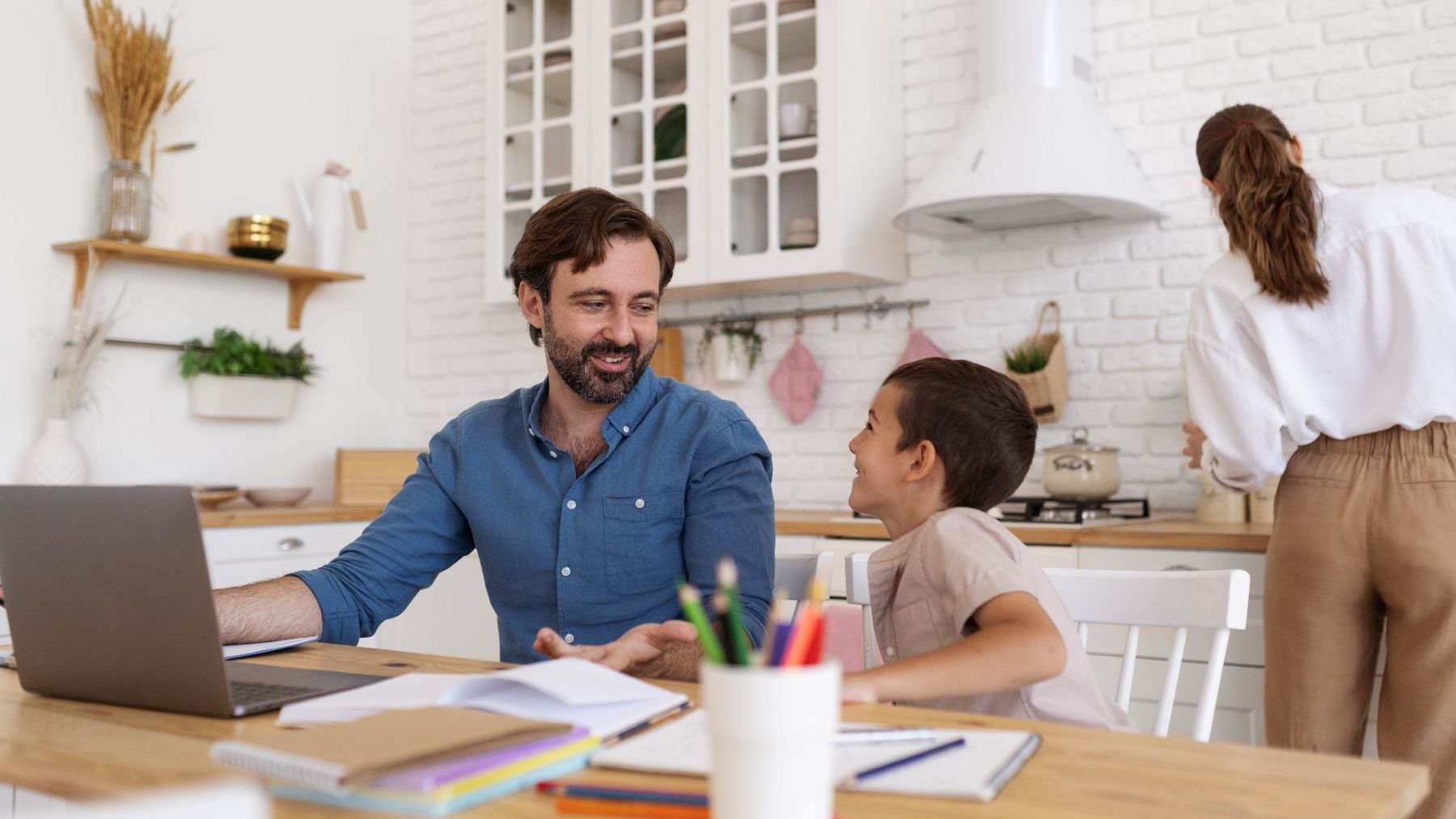 Buenas noticias para los padres trabajadores en España: ya puedes pedir legalmente una nueva jornada laboral