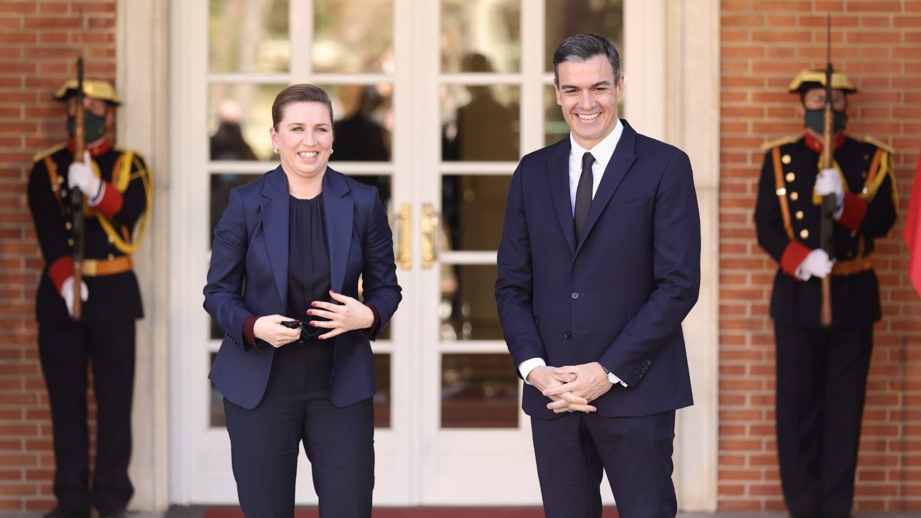 La primera ministra danesa, la socialista Frederiksen, destroza a Sánchez: «Rindió homenaje a los matones»