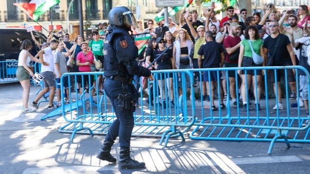 La policía interviniendo en las protestas propalestinas en Madrid por la Vuelta. (Europa Press)