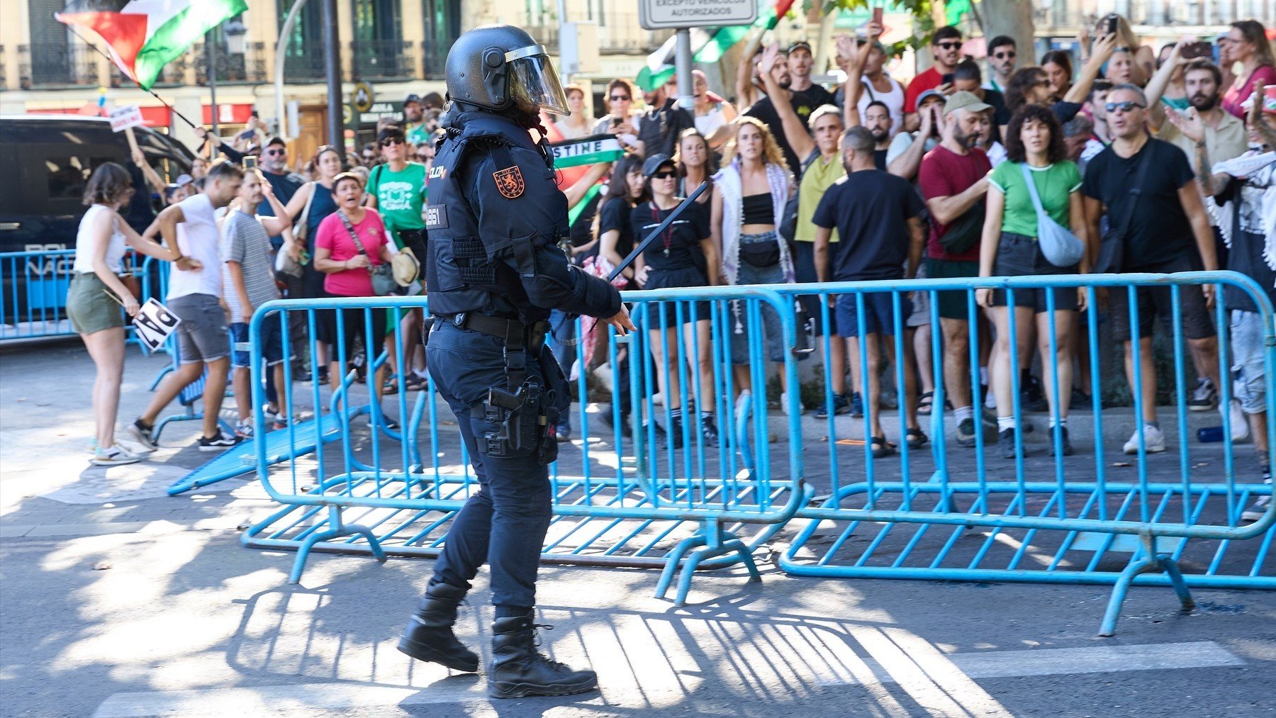 La policía interviniendo en las protestas propalestinas en Madrid por la Vuelta. (Europa Press)